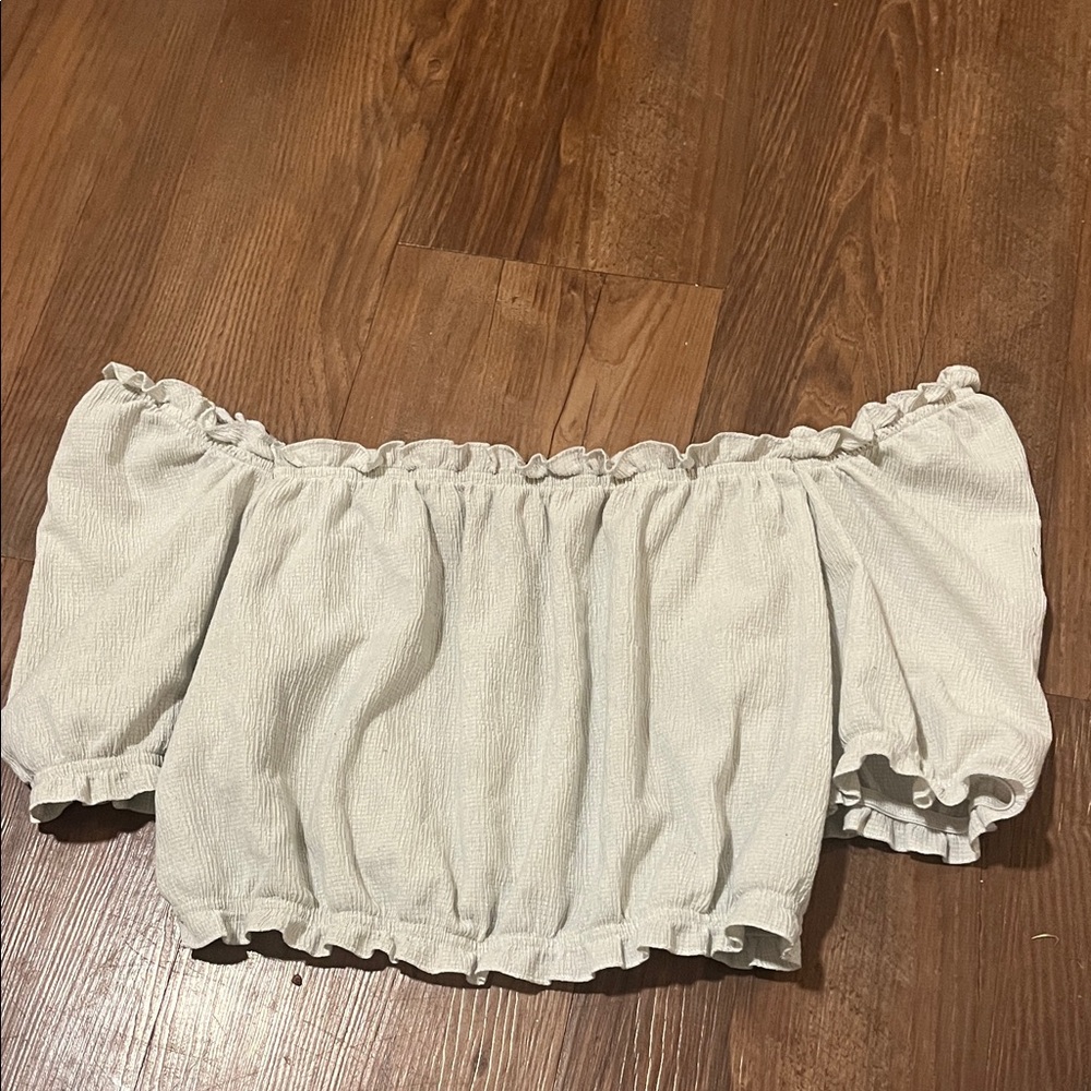 Chic Ruffled White Blouse - Picture 2 of 3